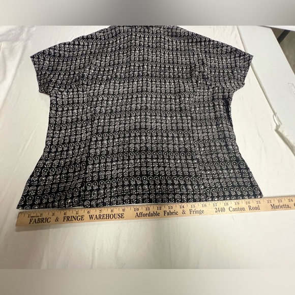 LIZ BAKER ESSENTIALS CLASSIC BUTTON UP POLYESTER BLOUSE. BLACK PATTERNED SIZE 16 - Picture 2 of 9